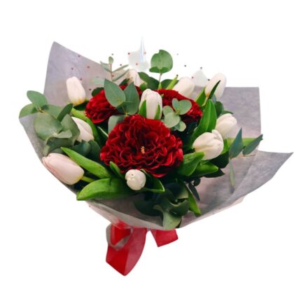 Buchet romantic cu trandafiri roșii și lalele albe