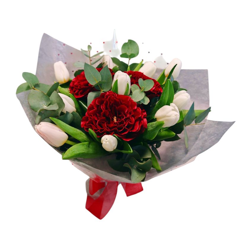 Buchet romantic cu trandafiri roșii și lalele albe