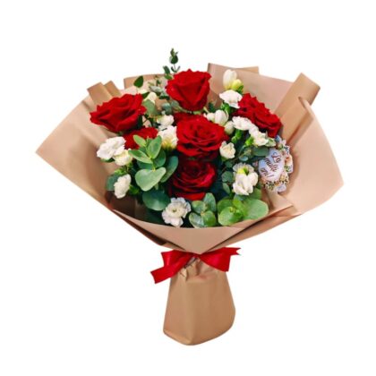 Buchet romantic trandafiri roșii și frezii