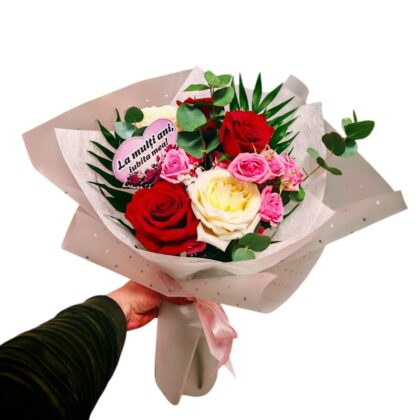 Buchet modern cu trandafiri și eucalipt