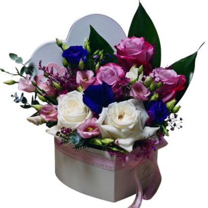 Cutie inimă cu trandafiri si lisianthus