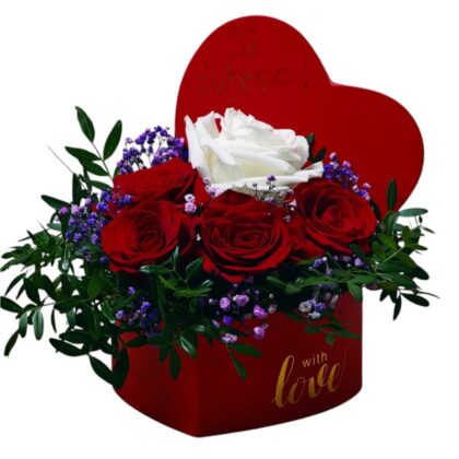 Inimă cu Trandafiri și Verdeață