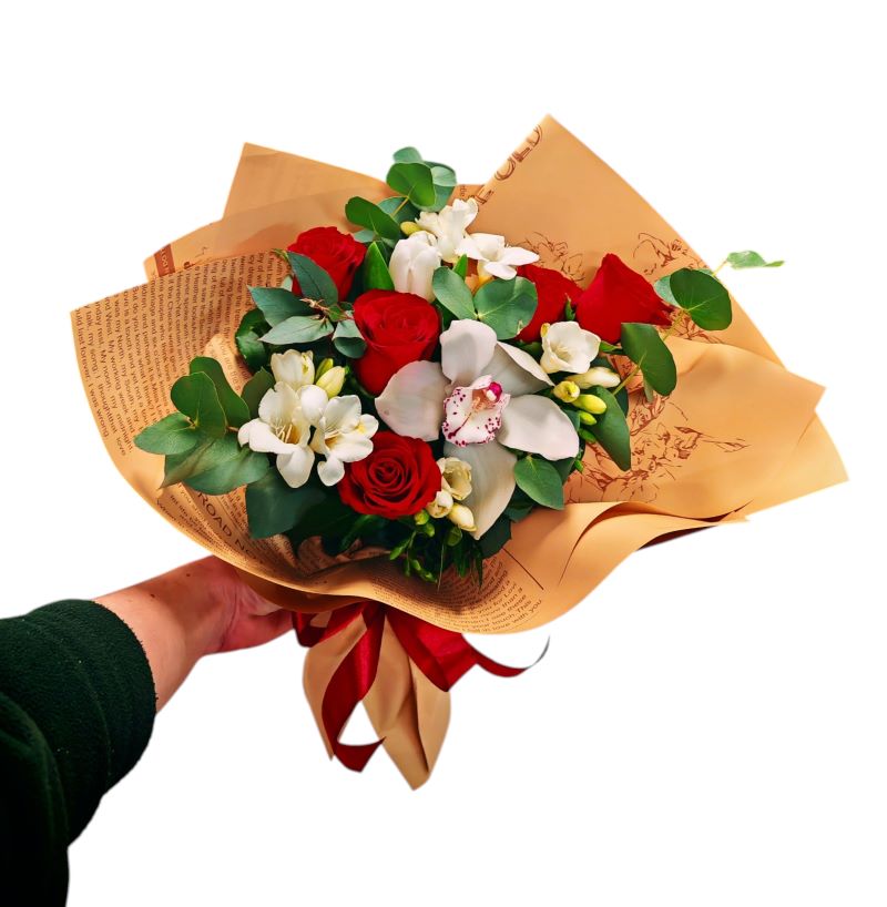 Buchet Elegant cu Frezii și Trandafiri