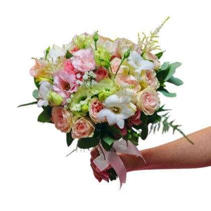 Buchet de Mireasă Delicat – Miniroze, Frezii și Astilbe în Tonuri Naturale
