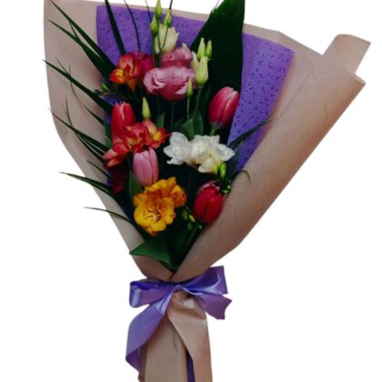 Buchet Fin cu Frezii, Lalele și Lisianthus