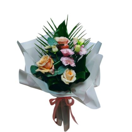 Buchet Delicat cu Trandafiri și Lisianthus