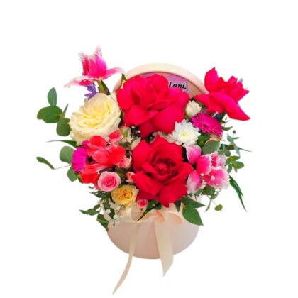 Aranjament rafinat cu trandafiri și lalele