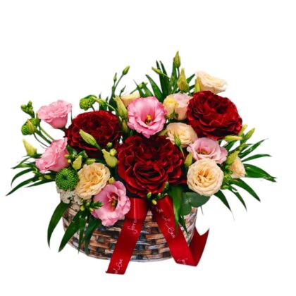 Buchet elegant în coș rustic