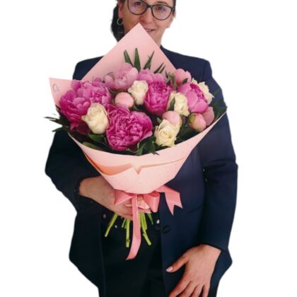 Buchet romantic cu bujori roz și trandafiri albi