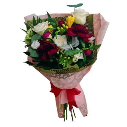 Buchet romantic cu bujori, trandafiri și frezii parfumate