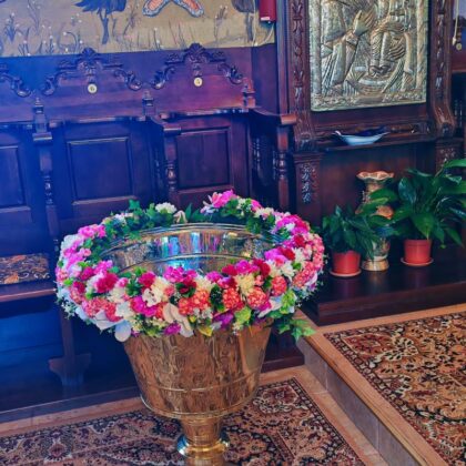 Cristelniță de Botez Decorată – Flori Artificiale Real Touch