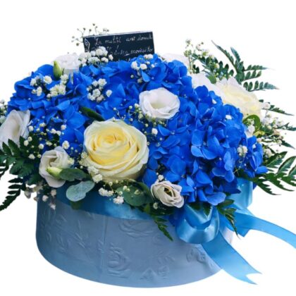 Aranjament cu hortensie albastră și trandafiri