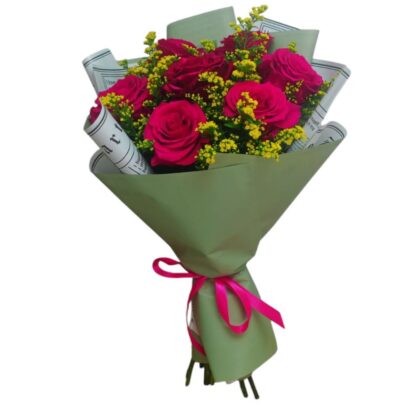 Buchet elegant cu 7 trandafiri și solidago