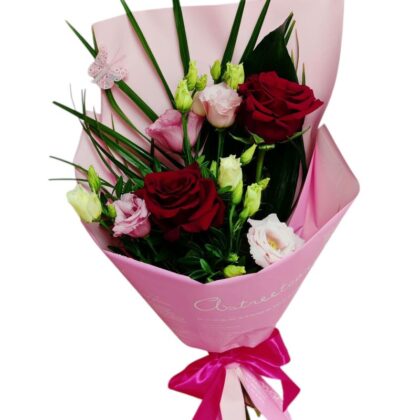 Buchet cu trandafiri si lisianthus
