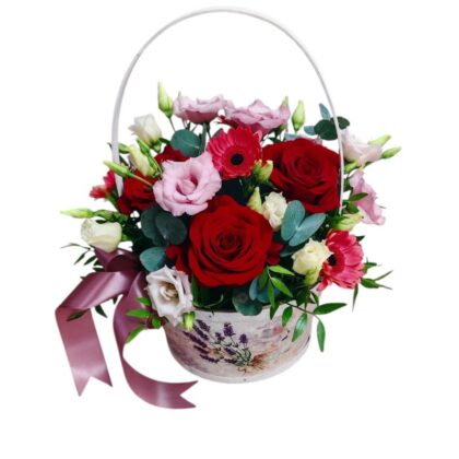 Coș din lemn cu mâner și aranjament floral elegant