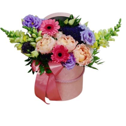 Cutie cu flori delicate – miniroze, lisianthus, gerbera și trachelium