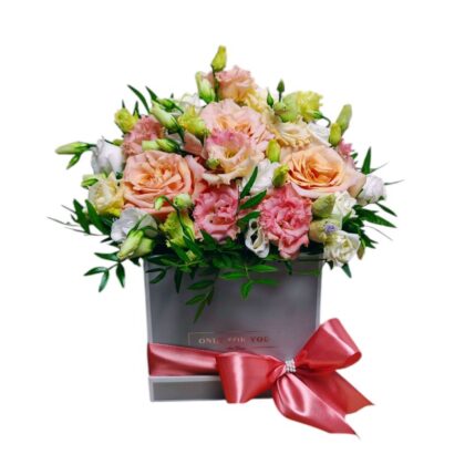 Aranjament geometric cu trandafiri și lisianthus