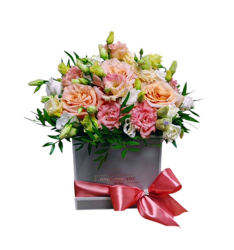 Aranjament geometric cu trandafiri și lisianthus