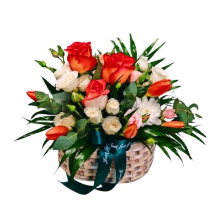 Aranjament floral în coș din lemn