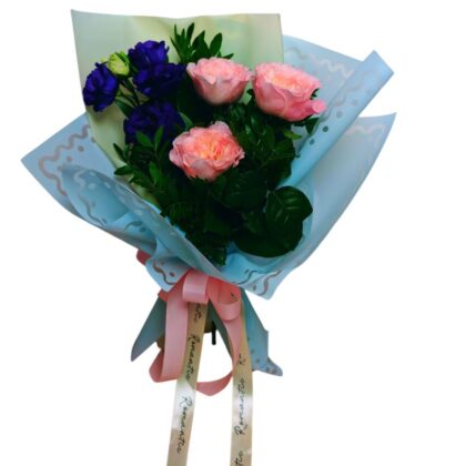 Buchet cu trandafiri roz și lisianthus mov