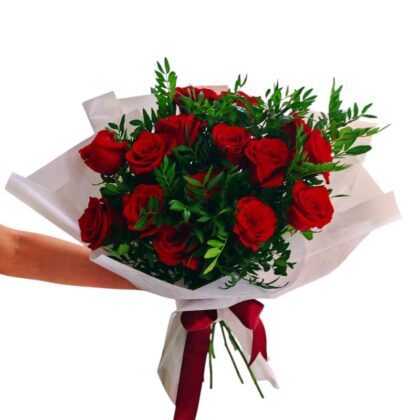 Buchet de 15 Trandafiri Roșii cu Verdeața