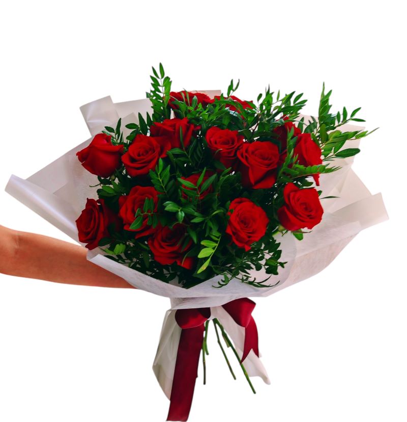 Buchet de 15 Trandafiri Roșii cu Verdeața