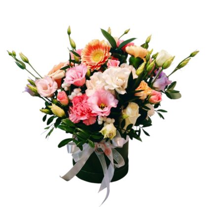 Aranjament floral cu lisinthus si trandafiri