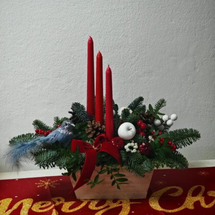 Aranjament de Crăciun cu Brad și Lumânări Festive