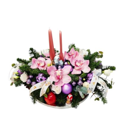 Decor elegant pentru masa de Crăciun cu flori naturale