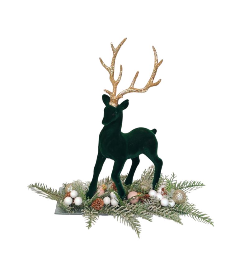 Decor de iarnă cu brad artificial și ren festiv