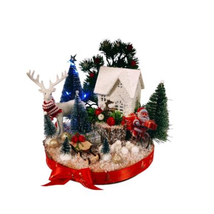 Aranjament de iarnă cu căsuță, ren și brăduți cu leduri