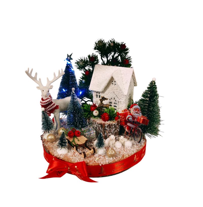 Aranjament de iarnă cu căsuță, ren și brăduți cu leduri