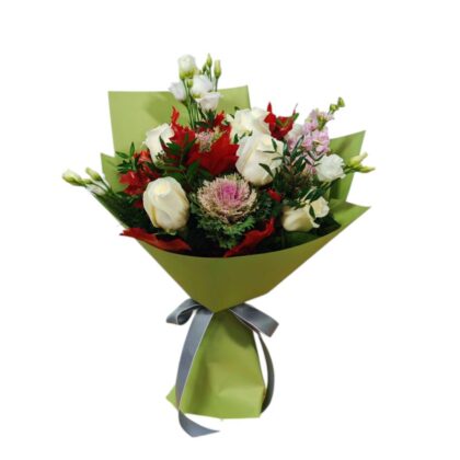 Buchet cu trandafiri albi și accente decorative