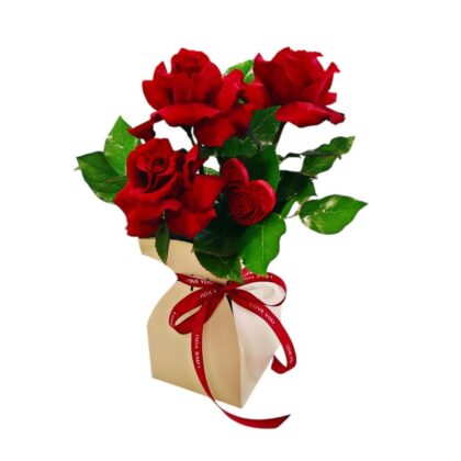 Aranjament floral cu trei trandafiri