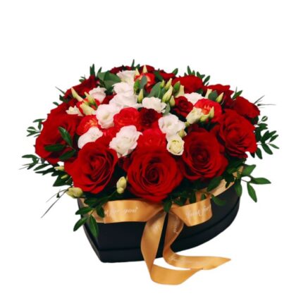 Aranjament Floral Romantic în Inimă