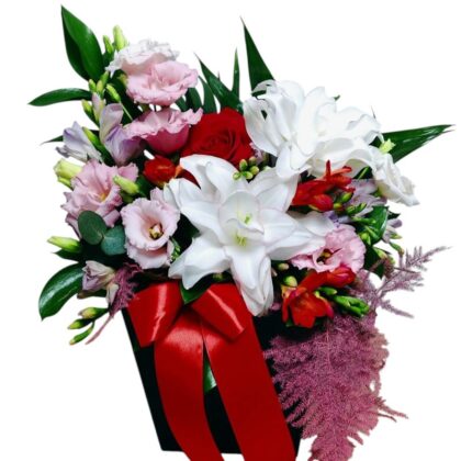 Cutie Elegantă cu Crini, Frezii și Lisianthus