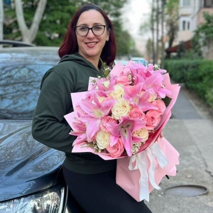 Buchet Elegant Roz și Alb cu Crini și Trandafiri