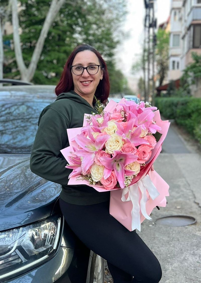 Buchet Elegant Roz și Alb cu Crini și Trandafiri