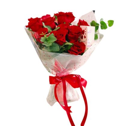 Buchet rafinat cu trandafiri roșii și eucalipt