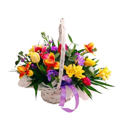 Coș de primăvară cu flori proaspete